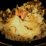 Uomasa - おこげが出来るくらいアツアツの石鍋!!
                      〆にセルフサービスの温かい焙じ茶をかけて食べても美味♪