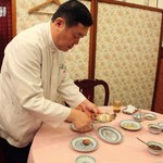 天香楼 - 「上海蟹」　　　　　　　　　　　専任の方が手早く解体する