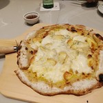 イタリアンバルGon's - クアトロフォルマッジョピッツァ