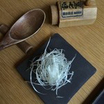 打心蕎庵 - 別皿のネギ・黒七味