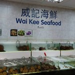 Gateway Cuisine - 店まで続く鮮魚店の数々