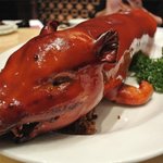 THE 8 - 名物「原隻乳豬焗飯」　　　　　　　　　　　広東料理と葡萄牙料理の合体　クセの無い肉も皮も絶品