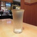 魚心 - 冷酒は受け皿なしで、なみなみに注ぐが魚心流