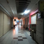 魚心 - 夜は周辺が開いてなく寂しい雰囲気