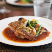 サラマンジェ ド ヨシノ - 北海道産知床鶏もも肉のパネ 　シンプルなジュのソース