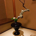 高台寺 和久傳 - 床の間の生け花 ( 柿の古木と椿)
      