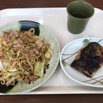 華さん食堂 - 焼そば＝４１０円  税込
塩サバ＝１７４円  税込