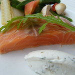 OGINO organic Restaurant - 半生に火を入れたサーモン　サワークリーム添え