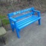 どんぐり - 目印の青いベンチ