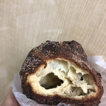 BOULANGERIE LA TERRE - シナモン クラップフェンの断面。