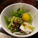 旬彩 - サラダのトマトは皮むきしてマリネ。甘くてフルーツでした