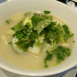 旬彩 - お友達のラーメンは「大山鶏と冬野菜の煮込みソバ (白湯スープ)」