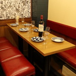 フランス風居酒屋 AUBE 牛フィレ肉とワイン - 少人数のお集まりには店内奥のテーブル席