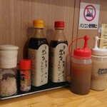堂島かつの - テーブルアイテム
            アンデス岩塩、お店特製のソース(甘口、辛口)
