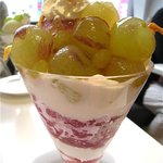 タカノフルーツパーラー - ピオーネのパフェ（1,480円）