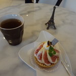 パティスリーメリクリ - 2011　イチジクのタルト、サービスの麦茶