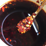 餃子の王さま - 唐辛子の種まで入った辣油はガツンと旨い。