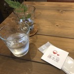 藤本屋 - テーブルもいい感じ