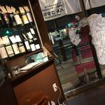 BAR KOTATSUYA - 店内、入口方向、あっ…、サンタさん…、今年も宜しく、少しでも多くの子供へ…、私へのプレゼントの日本酒も、誰か子供に届けてくださいね…