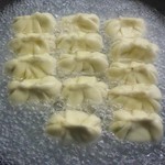 ホワイト餃子 - 湯で蒸す（調理例）