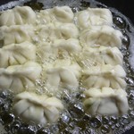 ホワイト餃子 - 油で揚げる（調理例）