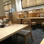 Nihombashi Sanuki Udon Hoshino - カウンターメイン、テーブルは6人がけと4人がけがあり