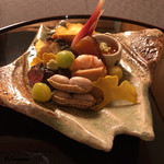 御料理 寺沢 - 茹で落花生､銀杏､銀杏煎餅､粗､才巻き海老､唐墨の炙り､黒毛和牛ヘレ肉炭火焼､鰆炭火焼､酢漬け茗荷､いくらと山芋､菱蟹のﾌﾗｲ