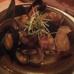 サムシング・クアトロ - アサリとムール貝のガーリック風