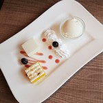 リ リーフ - ミニケーキとアイスの盛り合わせ　380円+税　2018/07