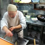 康楽 - 麺を茹でる初代の奥さん（掲載了解済）