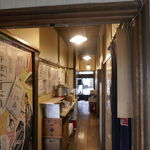 茶房 菊泉 - 店内スペースは廊下を先へと進んだ所にあります。