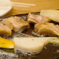 菜な 春吉店 - 味わいは鶏とは思えない位、赤身肉のような濃厚な風味と甘みがあります。