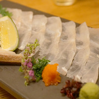 菜な 春吉店 - 高級魚と知られるアラ(クエ)の刺身。