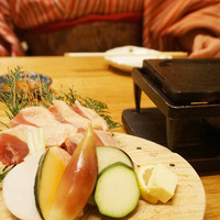 菜な 春吉店 - 日本最大級の地鶏である熊本県産『天草大王』の石焼き。