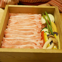 菜な 春吉店 - 糸島豚ロースと旬菜のせいろ蒸しを頂きました。 美しく盛られた豚スライスと野菜が入った大きなセイロを卓上で蒸します。