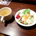 Ikinari! Suteki - ランチについてくるスープとサラダ