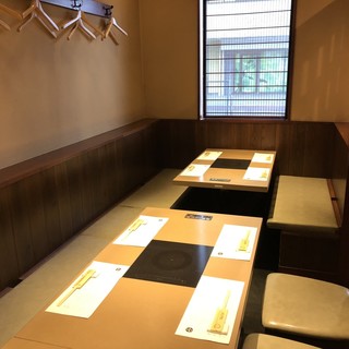 6名様用のテーブルを2つご利用し、7名～最大12名様までご利用可能。