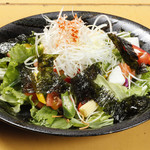咕嚕咕嚕時令蔬菜和三文魚的韓式生菜沙拉