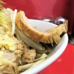 ラーメン二郎 - 豚の厚み