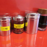 ラーメン二郎 - 卓上調味料