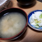 美うら食堂 - カツ丼(750円)　味噌汁&お新香