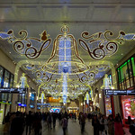 芦屋天がゆ - 帰り道の梅田阪急ビルコンコース クリスマス・イルミネーション「BELLのCONCERTO」です。 かつて阪急電車の梅田駅があった場所が梅田阪急ビル1階（阪急百貨店うめだ本店前）の南北コンコースだそうです。 過去6年にわたってクリスマス・イルミネーションを実施してきましたが、内容を一新した今年が最高に素晴らしいと思います。