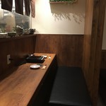 水炊き とよみつ  - 広めのカウンターにゆったりしたベンチシート