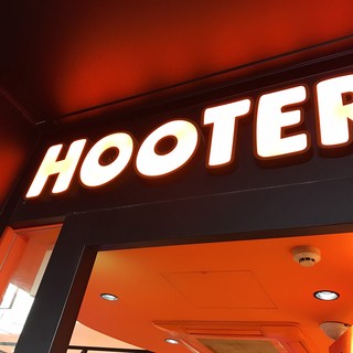 Hooters Ginza - いよいよ店内へ。オレンジ色があったかい。