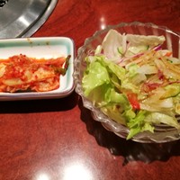 上野太昌園 上野本店 - キムチとサラダ