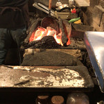 うなちゃん - うなちゃん(炭をくべているところ)