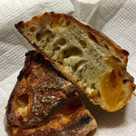 パンやきどころ RIKI - ドライリンゴやセミドライアプリコットの他に、ブラッドオレンジやクランベリーもたっぷり！