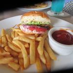 ‘Ama ‘Ama - 暫く待つと注文したらハーフポンドチーズバーガー２０＄完成。
            
            サイドメニューはフレンチフライかサラダが選べたんでフレンチフライを選択しました。