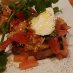 カサレッチョ - ストラッキーノチーズとトマトのブルスケッタ