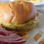 ‘Ama ‘Ama - シェアすると店員さんに最初から伝えてあったんで最初から半分にカットしてサービスされました。
            
            半分と言ってもハーフポンドあるんで分厚いハンバーガーです。